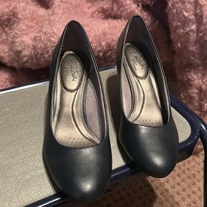 Lifestride, soft system, 8 1/2 navy blue 2 inch heel